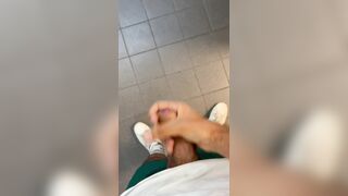 Rischio Tirando Fuori il mio Cazzo Enorme in Ascensore e Vengo Allultimo Piano