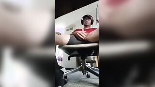 Gamer Masturbating Off and Nutting on the Mic with the Dudes
