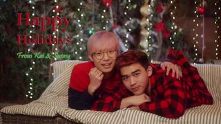 Chinese boyfriends spin boning outdoors, a Christmas handle.