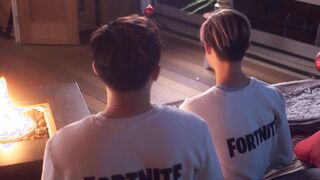 Chinese boyfriends spin boning outdoors, a Christmas handle.