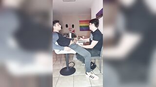 Süßer 18Jähriger isst das vollgewixte Plätzchen, ganzes Movie mit Pop-shot und schlucken