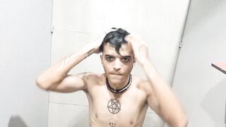 Tomando banho no vestiário da academia 11