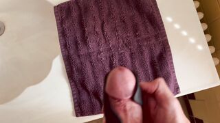 Italian splooge flowing