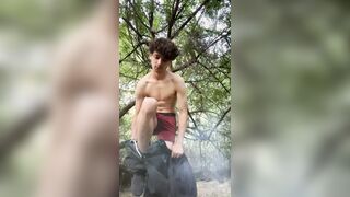 Twunk strokes off outdoors