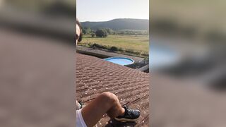 Me pajeo sobre el TEJADO y me corro mucho