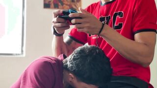 CONCÉNTRATE EN EL JUEGO! que rica chupada de verga sobre el boxer