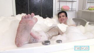 Dark haired Beauty Xander H Takes A Elastic Tub And Strokes Off His Chisel!