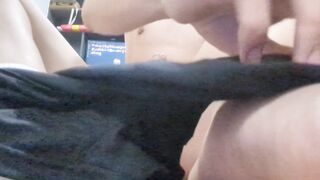 eighteen岁白袜男孩展示菊花并射精