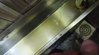 COMPILAÇÃO MIJANDO MIJO EM TODOS OS LUGARES FEITO UM CAO QUE MARCA SEU TERRITÓRIO