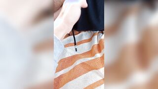 Sega coi piedi al mio compagno di classe in un parco