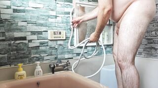 Plump is wanking in the Chinese tub