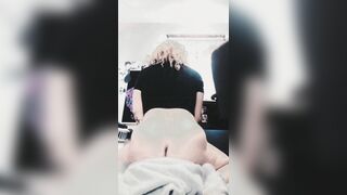 PHAT ASS WHITE GIRL polishes on her cushion and noisily pops